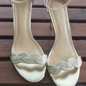Jewel by Badgley Mischka scalloped gold heels